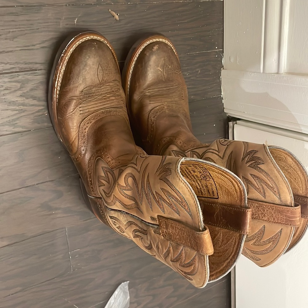Ariat boots 8.5 wide